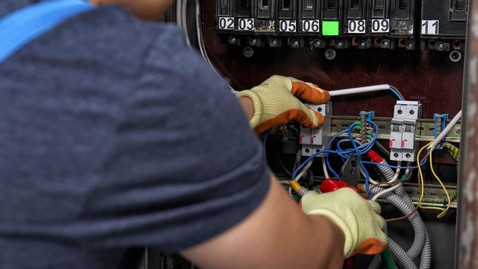 Üzemi villanyszerelő