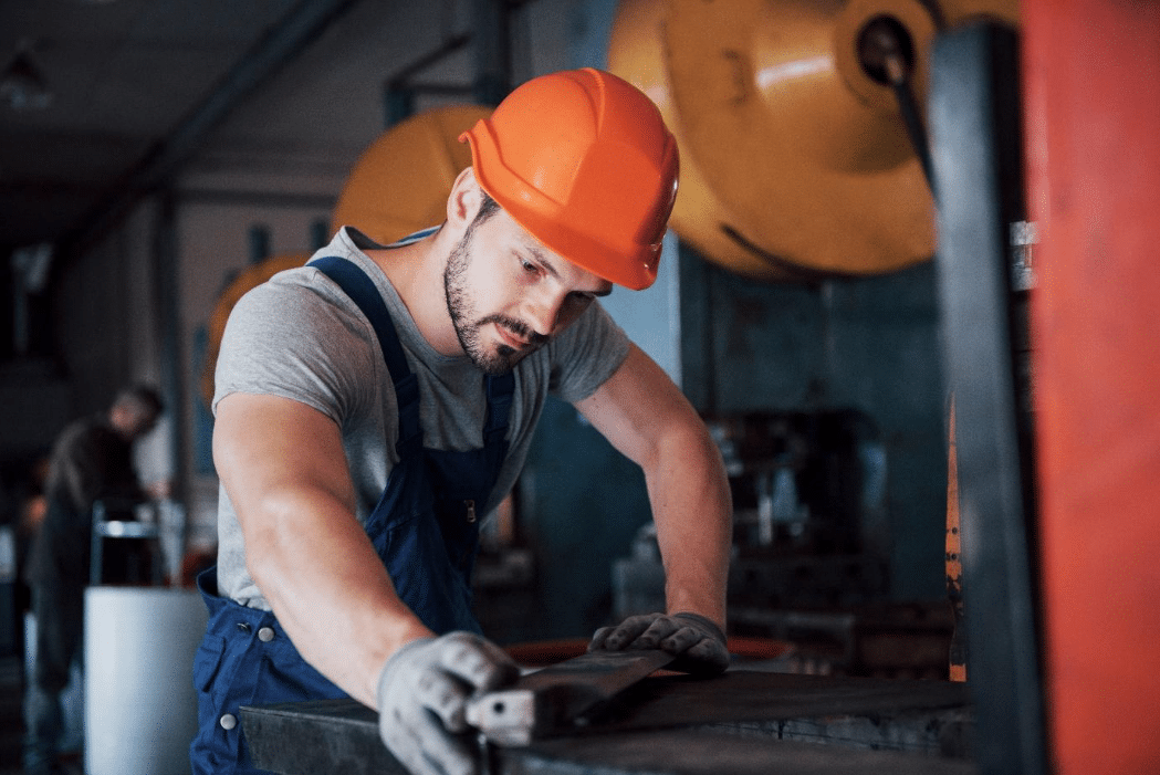 Kékgalléros munkavállaló munka közben