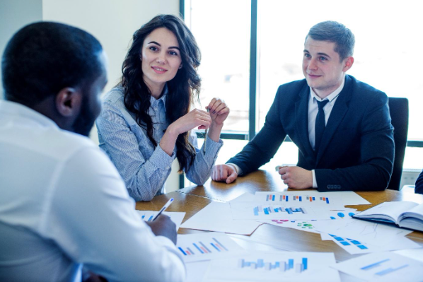 Minősített munkaerő-kölcsönző tárgyal üzleti partnerével